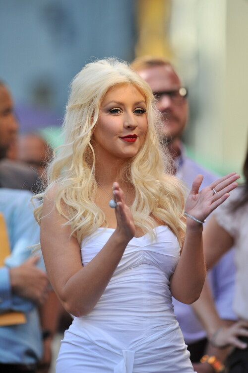 Christina-Aguilera---Walk-Of-Fame-Ceremony---Nov152010_164_2002d60f4796eef86.jpeg