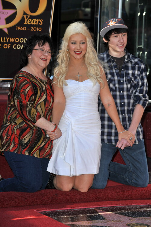 Christina-Aguilera---Walk-Of-Fame-Ceremony---Nov152010_165_2a3b833fef257273a.jpeg