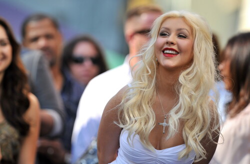 Christina-Aguilera---Walk-Of-Fame-Ceremony---Nov152010_167_2619621d16c6f72fd