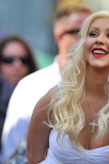 Christina-Aguilera---Walk-Of-Fame-Ceremony---Nov152010_167_2619621d16c6f72fd