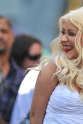 Christina-Aguilera---Walk-Of-Fame-Ceremony---Nov152010_170_219e210ab31413359