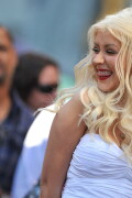 Christina-Aguilera---Walk-Of-Fame-Ceremony---Nov152010_172_2e4db77f397426879