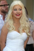 Christina-Aguilera---Walk-Of-Fame-Ceremony---Nov152010_174_2aafb2d4edbfc5990