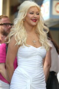 Christina-Aguilera---Walk-Of-Fame-Ceremony---Nov152010_175_270e16e14d253bf98