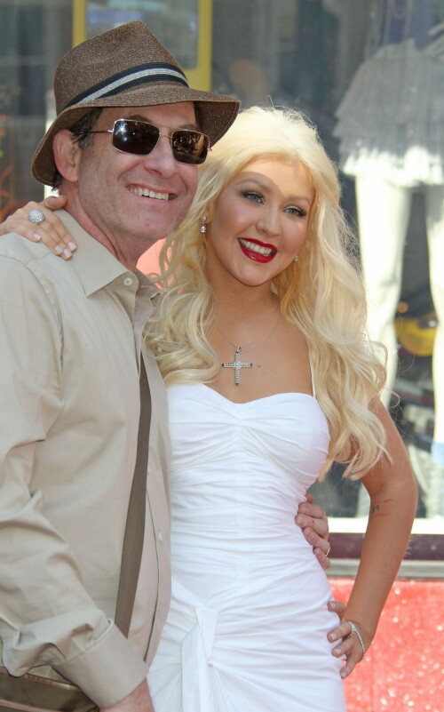 Christina-Aguilera---Walk-Of-Fame-Ceremony---Nov152010_181_26e82c0ac45b2912a.jpeg