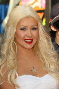 Christina-Aguilera---Walk-Of-Fame-Ceremony---Nov152010_186_2da253054ae565be4