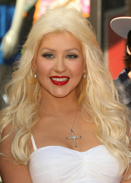 Christina-Aguilera---Walk-Of-Fame-Ceremony---Nov152010_192_2bf3845d9a1ad2d0f.jpeg