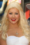 Christina-Aguilera---Walk-Of-Fame-Ceremony---Nov152010_192_2bf3845d9a1ad2d0f