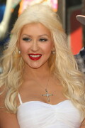 Christina-Aguilera---Walk-Of-Fame-Ceremony---Nov152010_193_2d5b00c4331e01f49