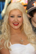 Christina-Aguilera---Walk-Of-Fame-Ceremony---Nov152010_197_2373c872b9e231ed2