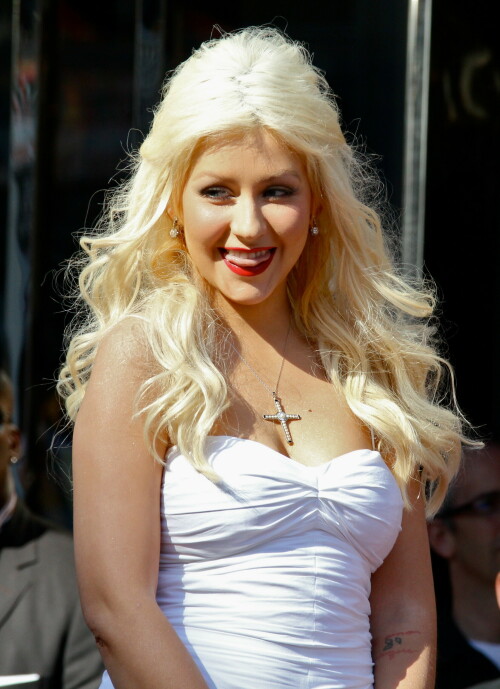 Christina-Aguilera---Walk-Of-Fame-Ceremony---Nov152010_19_22999e70a2e519252.jpeg