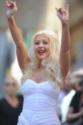 Christina-Aguilera---Walk-Of-Fame-Ceremony---Nov152010_217_21735a9751cdbb775