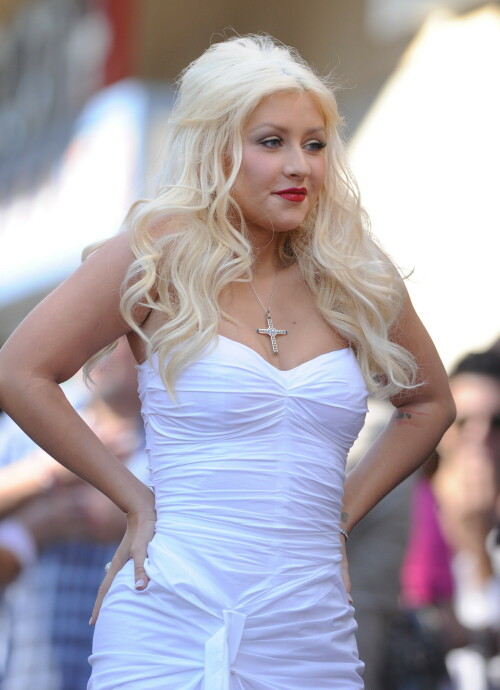 Christina-Aguilera---Walk-Of-Fame-Ceremony---Nov152010_221_28021da84d8e65b2a.jpeg