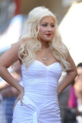 Christina-Aguilera---Walk-Of-Fame-Ceremony---Nov152010_221_28021da84d8e65b2a