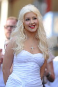 Christina-Aguilera---Walk-Of-Fame-Ceremony---Nov152010_223_2b493567d7aab006d