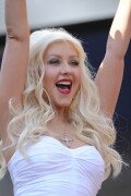 Christina-Aguilera---Walk-Of-Fame-Ceremony---Nov152010_224_2a69b4be788bbd399