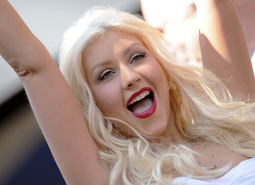 Christina-Aguilera---Walk-Of-Fame-Ceremony---Nov152010_227_2d70b013a4559c400.jpeg