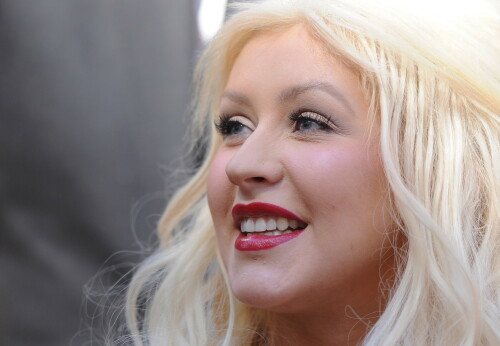 Christina-Aguilera---Walk-Of-Fame-Ceremony---Nov152010_228_2cd734518658e22d5.jpeg