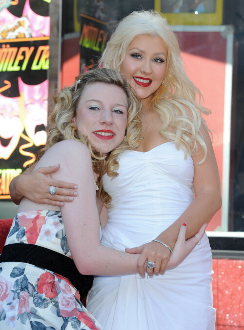 Christina-Aguilera---Walk-Of-Fame-Ceremony---Nov152010_229_20a13a49c4d197842.jpeg