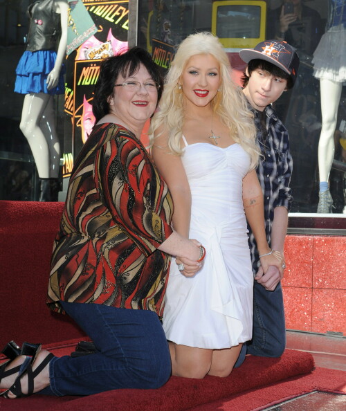 Christina-Aguilera---Walk-Of-Fame-Ceremony---Nov152010_232_2e521868933a45a6c.jpeg