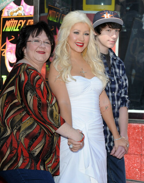 Christina-Aguilera---Walk-Of-Fame-Ceremony---Nov152010_233_23472341797f81e91.jpeg