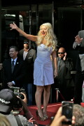 Christina-Aguilera---Walk-Of-Fame-Ceremony---Nov152010_23_2e0b16cfbaf2986e5