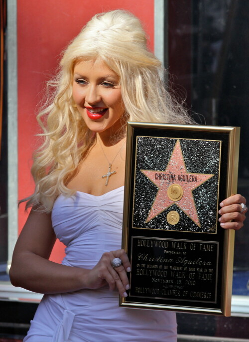 Christina-Aguilera---Walk-Of-Fame-Ceremony---Nov152010_26_2e88b343668819885