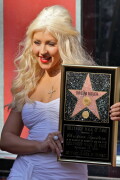 Christina-Aguilera---Walk-Of-Fame-Ceremony---Nov152010_26_2e88b343668819885