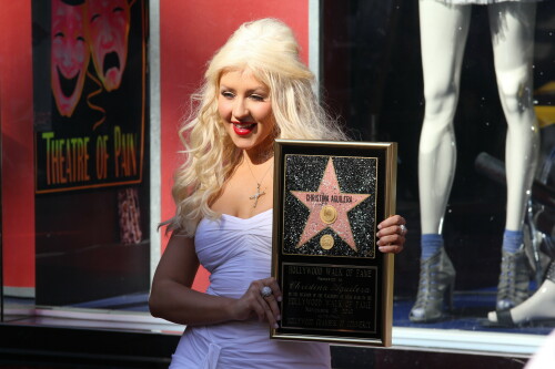 Christina-Aguilera---Walk-Of-Fame-Ceremony---Nov152010_27_2a325d5067bc58a7f.jpeg