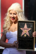 Christina-Aguilera---Walk-Of-Fame-Ceremony---Nov152010_27_2a325d5067bc58a7f