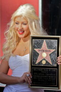 Christina-Aguilera---Walk-Of-Fame-Ceremony---Nov152010_28_22c8c021c8754c107