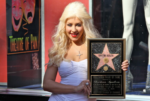 Christina-Aguilera---Walk-Of-Fame-Ceremony---Nov152010_29_2d2c9129e560fc960