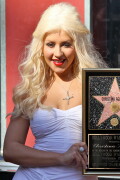 Christina-Aguilera---Walk-Of-Fame-Ceremony---Nov152010_29_2d2c9129e560fc960