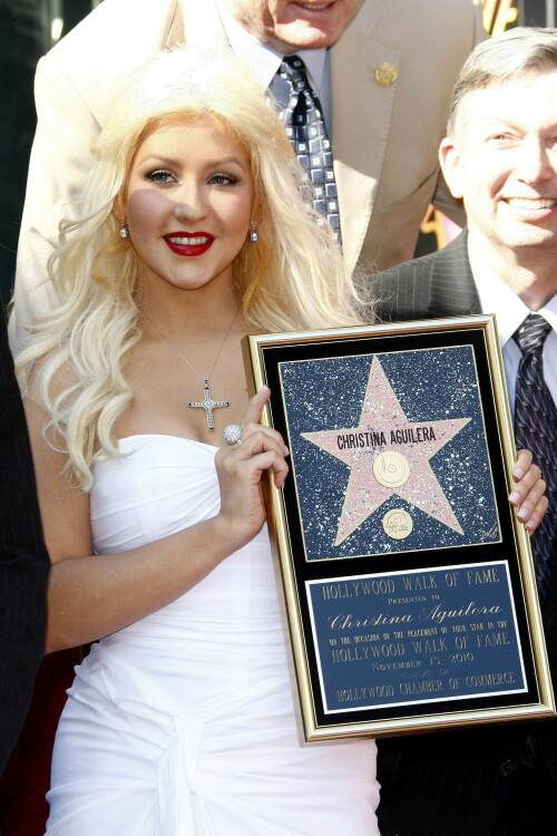 Christina-Aguilera---Walk-Of-Fame-Ceremony---Nov152010_31_23d3df91ad81c2153