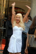 Christina-Aguilera---Walk-Of-Fame-Ceremony---Nov152010_34_211d5c4ce7c92db13