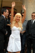 Christina-Aguilera---Walk-Of-Fame-Ceremony---Nov152010_39_2bebc2b08e1a29ec8