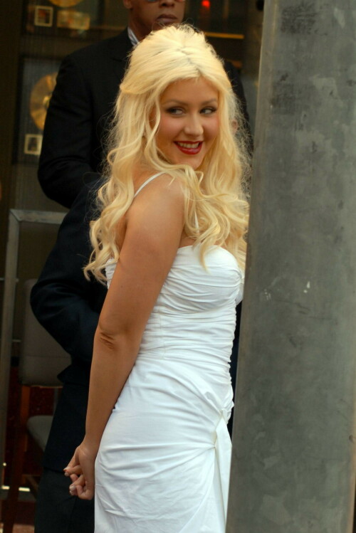 Christina-Aguilera---Walk-Of-Fame-Ceremony---Nov152010_40_2b46b2da1ce8876b5.jpeg