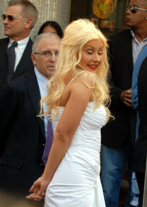 Christina-Aguilera---Walk-Of-Fame-Ceremony---Nov152010_43_209946d66576577ce