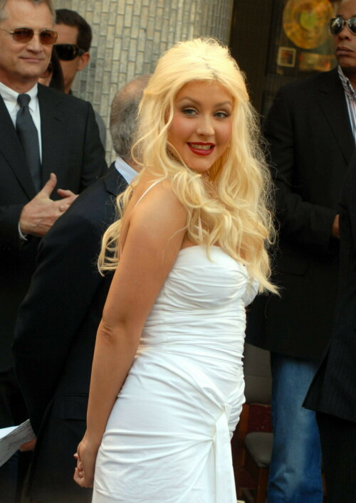 Christina-Aguilera---Walk-Of-Fame-Ceremony---Nov152010_45_2155c93390f831782.jpeg