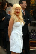 Christina-Aguilera---Walk-Of-Fame-Ceremony---Nov152010_52_280c58aeb35f9a318