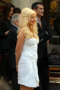 Christina-Aguilera---Walk-Of-Fame-Ceremony---Nov152010_53_2d10bc664733b5718