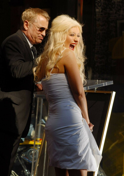 Christina-Aguilera---Walk-Of-Fame-Ceremony---Nov152010_58_2963739d319c7864a