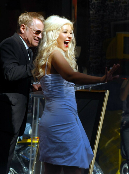 Christina-Aguilera---Walk-Of-Fame-Ceremony---Nov152010_59_2b5700464087c41b0.jpeg