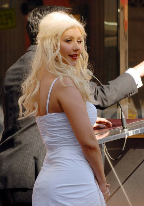 Christina-Aguilera---Walk-Of-Fame-Ceremony---Nov152010_60_213aef01510522c6b.jpeg