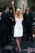 Christina-Aguilera---Walk-Of-Fame-Ceremony---Nov152010_66_2d26ca0a0bca29d0b