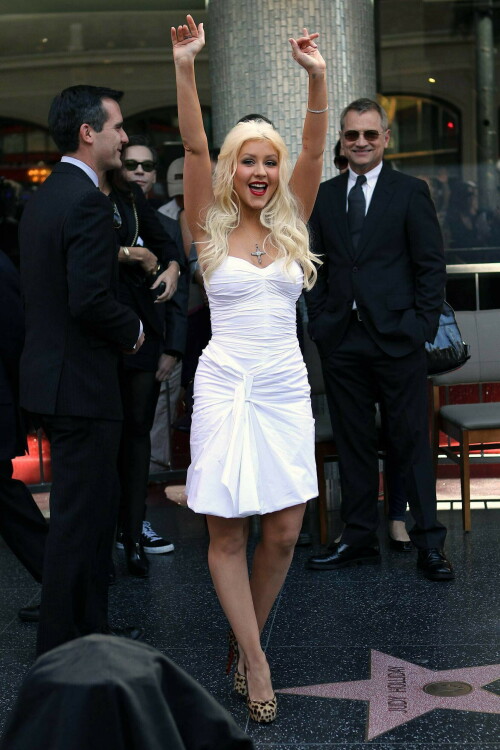 Christina-Aguilera---Walk-Of-Fame-Ceremony---Nov152010_67_2fd3d19610130e266.jpeg