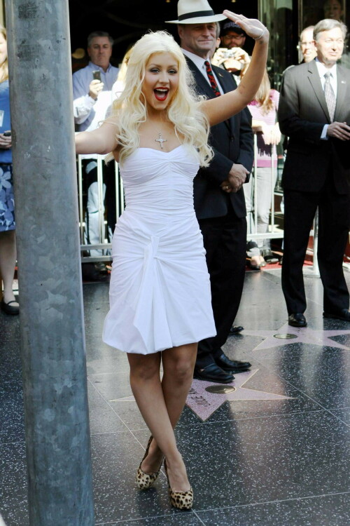 Christina-Aguilera---Walk-Of-Fame-Ceremony---Nov152010_69_2db8b7f8d8bc6b79f.jpeg