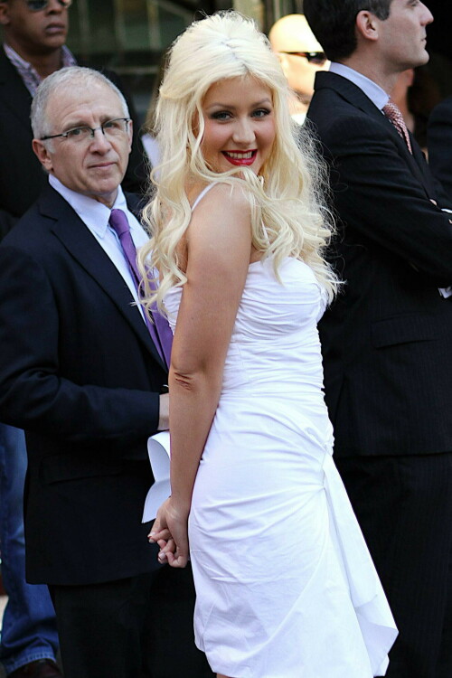 Christina-Aguilera---Walk-Of-Fame-Ceremony---Nov152010_73_20177902031b14e2d.jpeg