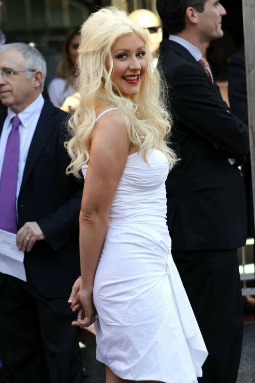 Christina-Aguilera---Walk-Of-Fame-Ceremony---Nov152010_75_279c3f13c4c0189f5.jpeg