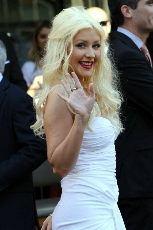 Christina-Aguilera---Walk-Of-Fame-Ceremony---Nov152010_76_2ecc10ddd8fe6d0ef.jpeg